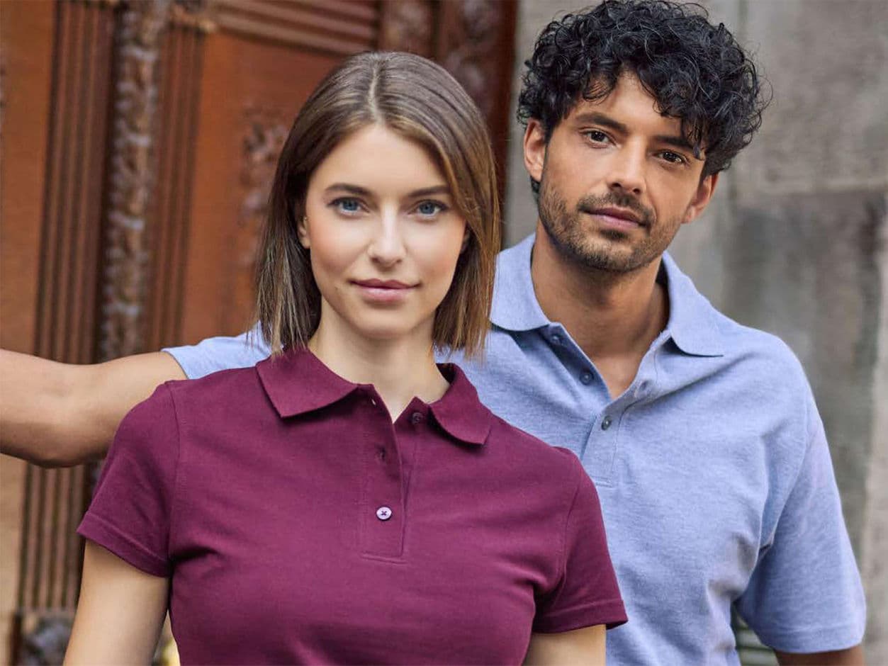 Twee modellen in Promodoro-poloshirts